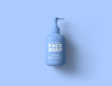 Frasco Doseador de Sabão em um Fundo Azul