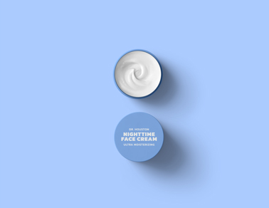 Pote de Creme Aberto sobre um Fundo Azul
