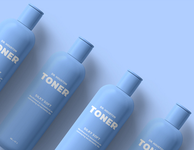 Quatro Frascos de Toner em uma Superfície Azul