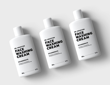 Três Recipientes de Cosméticos em uma Fileira