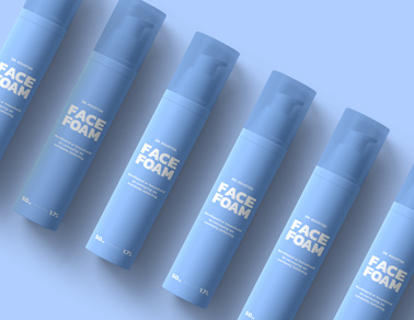 Seis Frascos Doseadores em uma Superfície Azul