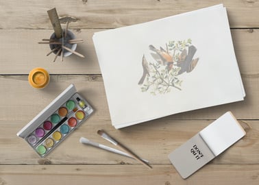 Pilha de Papel, Tintas Aquarela e Ferramentas