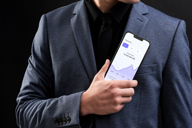 Um Homem Segurando um iPhone 13 na Sua Mão