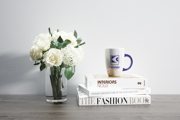Flores e uma Caneca com Asa Curvada