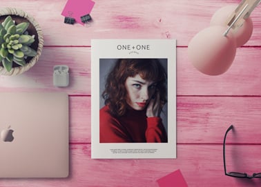 Um Diário de Fotografia em uma Superfície de Madeira