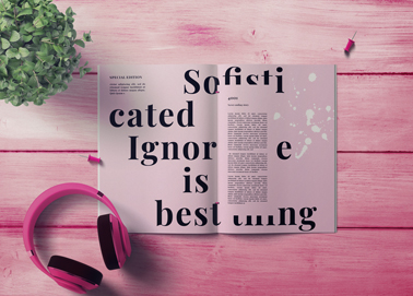 Uma Revista Aberta com Fones de Ouvido