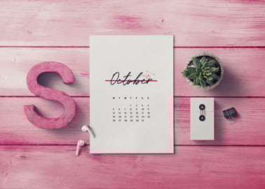 Um Calendário com Fones de Ouvido e uma Planta