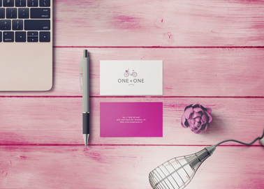 Uma Caneta e Cartões de Visita em uma Mesa de Madeira