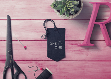 Um Crachá e Outros Artigos de Papelaria em uma Mesa