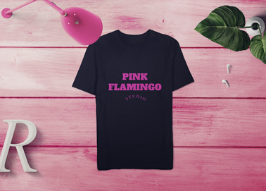 Uma Camiseta  com uma Lâmpada e Fones de Ouvido