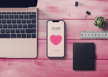 Um iPhone com um MacBook e uma Carteira