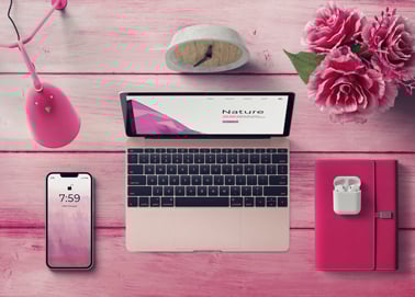 Um MacBook com um iPhone e Artigos de Papelaria