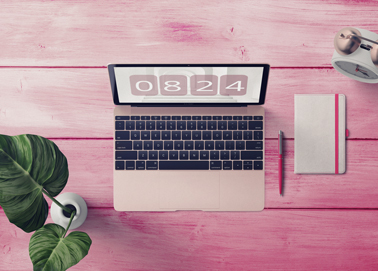 Um MacBook e um Caderno, Vista de Cima