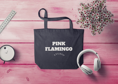 Uma Sacola com Fones de Ouvido e Margaridas