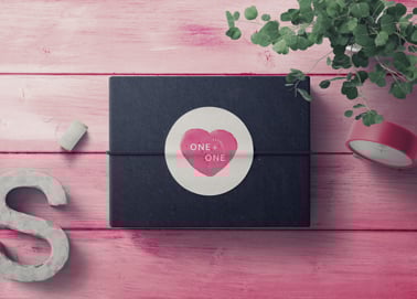 Um Presente em uma Mesa, Vista de Cima