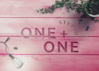 Letras Esculpidas em uma Mesa de Madeira