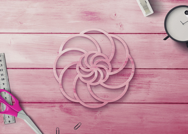 Um Símbolo de Madeira em uma Mesa de Estúdio