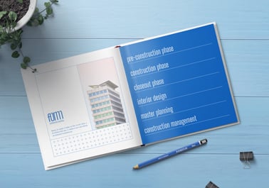 Libro abierto junto a un lápiz y unos clips