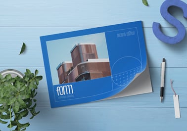 Libro de recortes junto a un bolígrafo - vista de ángulo superior