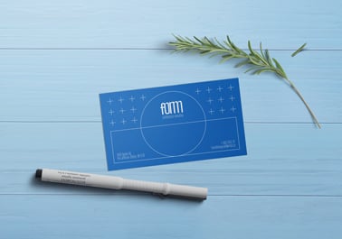 Tarjeta de visita junto a un rotulador