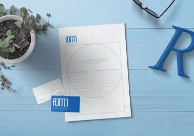 Papier blanc avec cartes de visite sur un bureau