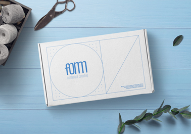 Caja junto a tijeras - vista de ángulo superior