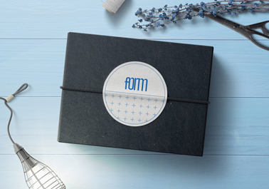 Lazo con una pegatina sobre una superficie de madera