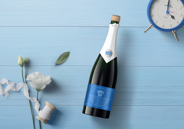 Botella de champaña sobre una mesa de madera