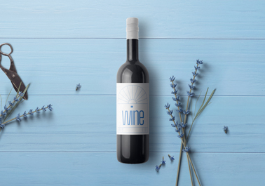 Botella de vino sobre una mesa de madera