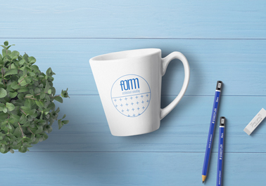 Taza de café con lápices y una planta