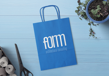 Bolsa de papel junto a tijeras y una lámpara