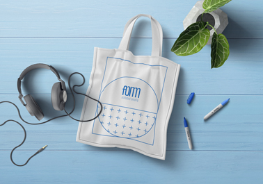 Bolsa de la compra con rotuladores y auriculares