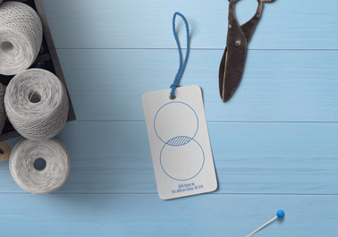 Etiqueta junto a hilos de coser y tijeras