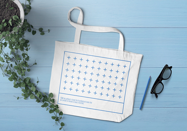 Bolso de mano junto a una planta, un bolígrafo y unas gafas