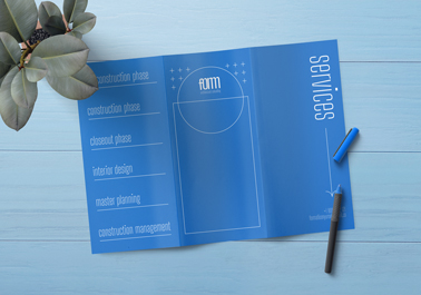 Folleto abierto con un rotulador y una planta