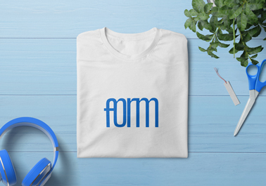 Camiseta junto a auriculares y tijeras