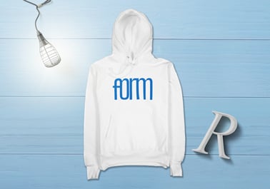 Sudadera junto a una lámpara y una letra alfabética