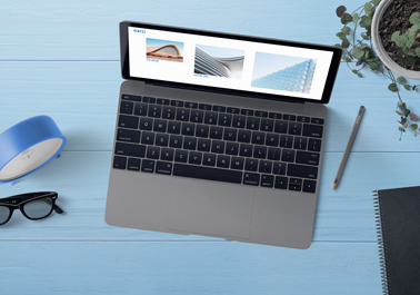 MacBook sobre un escritorio - vista de ángulo superior