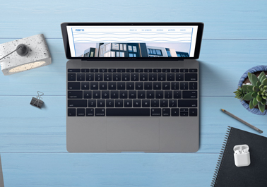 MacBook sobre una mesa de trabajo - vista de ángulo superior