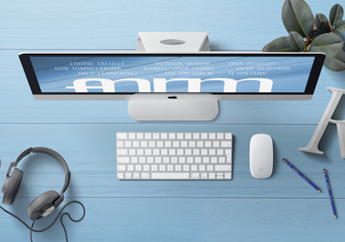 iMac junto a auriculares - vista de ángulo superior