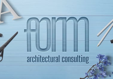 Letras talladas sobre una mesa de madera