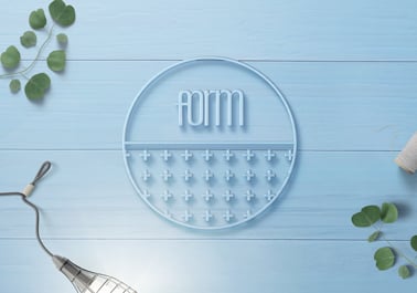 Letras y símbolos de madera sobre un escritorio