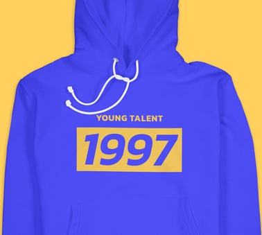 Ein grafischer Kapuzenpullover in Nahaufnahme