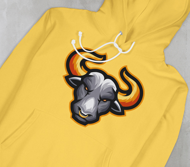 Ein trendiger Grafik-Kapuzenpullover in Nahaufnahme