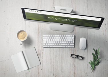 iMac Inclinado Vista do Ângulo de Cima para Café