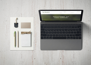 MacBook com Artigos de Papelaria em uma Mesa Branca