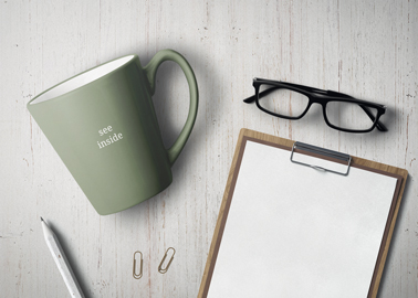 Caneca de Café com Copos e um Bloco de Papel