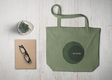 Tote Bag com Óculos, um Caderno e uma Planta
