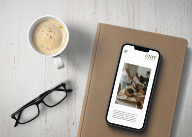 iPhone em um Caderno com Óculos
