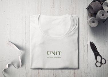 T-shirt com Tesoura e Linha